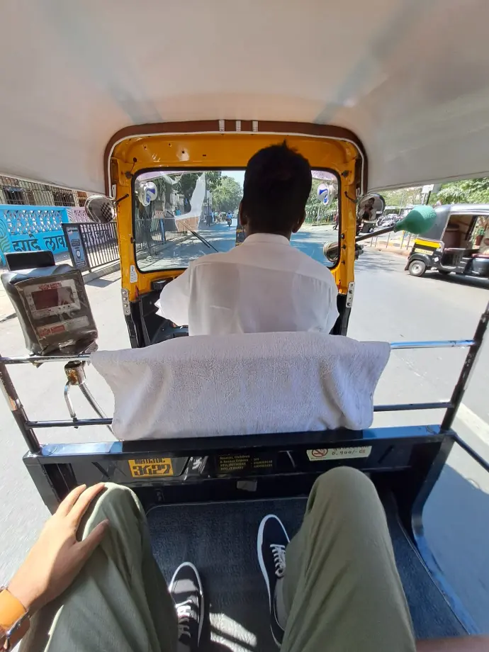 aleen travelling in auto rikshaw